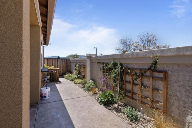 2008 White Oak Drive, Hollister CA: https://media.crmls.org/mediaz/28715481-93c2-44ed-a906-6684cc971bdb.jpg