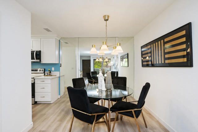 2822 N Auburn Court, Palm Springs CA: https://media.crmls.org/mediaz/2871f3a4-00d3-468d-84ba-3eba488a78a1.jpg