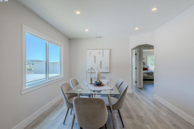 10007 Burr St, Oakland CA: https://media.crmls.org/mediaz/28724be4-27fc-45d7-806d-93df8fe31756.jpg