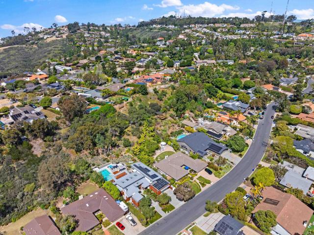 6672 Avenida Andorra, La Jolla CA: https://media.crmls.org/mediaz/28728459-47d8-4b3b-8878-798ba7c2aa46.jpg