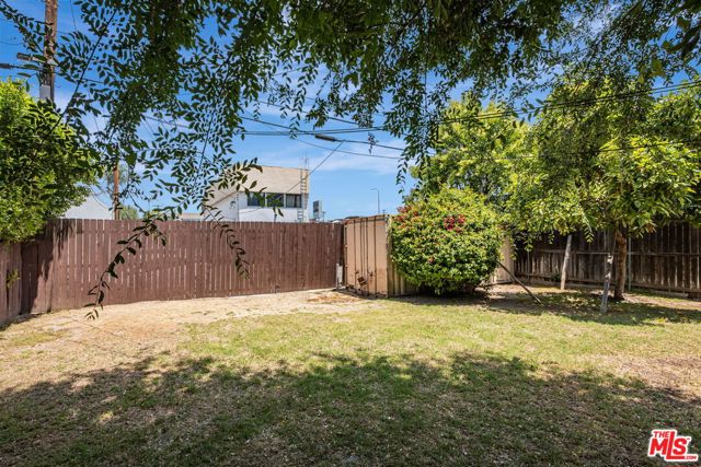 22125 Costanso Street, Woodland Hills CA: https://media.crmls.org/mediaz/2872a1b5-3a18-4354-a704-149787311751.jpg