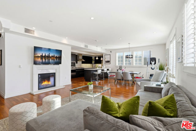 4661 Wilshire Boulevard, Los Angeles CA: https://media.crmls.org/mediaz/287362db-19aa-4d0d-89e6-bcce6a6aac60.jpg