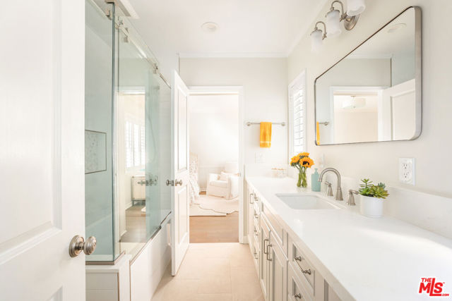 678 Loring Avenue, Los Angeles CA: https://media.crmls.org/mediaz/28744d4a-d9f5-471f-8523-c9f3ff98abd4.jpg
