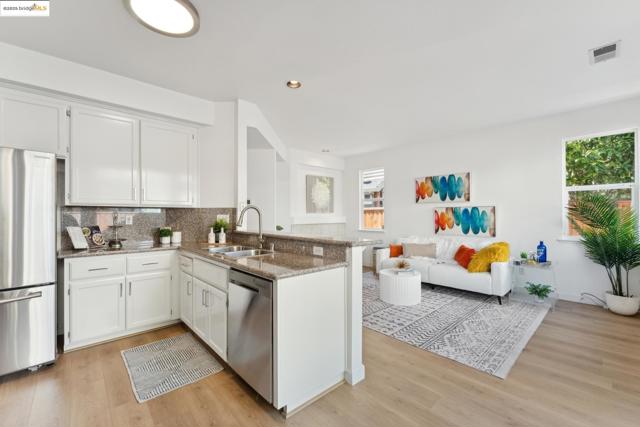 102 Waterview Dr, Richmond CA: https://media.crmls.org/mediaz/28749045-0997-4d79-9114-50b71d02cdd7.jpg