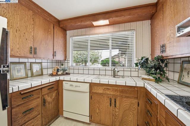 Image 6 of 30 For 15596 Tilden St