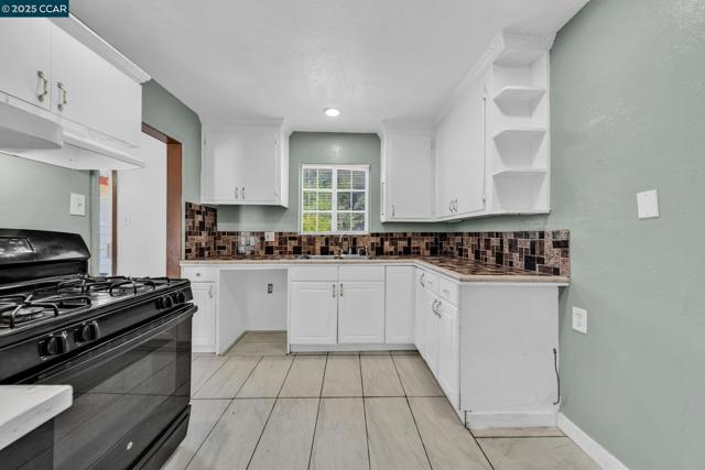 18127 Madison Ave, Castro Valley CA: https://media.crmls.org/mediaz/2875cba3-b7de-437f-b561-637f558688dc.jpg