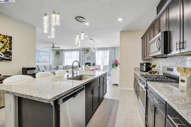 4014 Kenwood Cir, Oakley CA: https://media.crmls.org/mediaz/2876955b-83b8-4991-b2c9-b1ec0c3e4242.jpg
