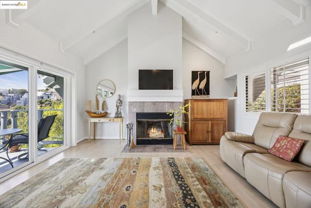 40 Spy Glass Hill, Oakland CA: https://media.crmls.org/mediaz/28770a41-7299-4b2c-92cb-8eb29c338c93.jpg