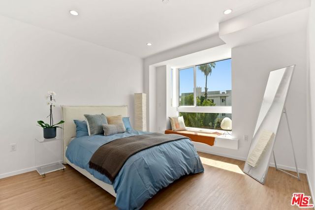 1244 14th Street, Santa Monica CA: https://media.crmls.org/mediaz/28786b1c-d551-499c-a570-5cdf26727cfa.jpg