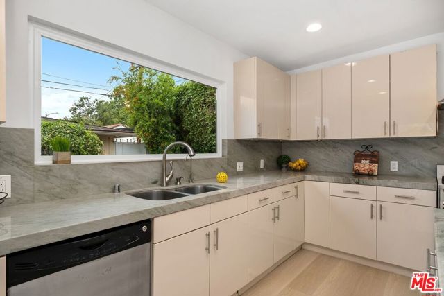 465 N Kilkea Drive, Los Angeles CA: https://media.crmls.org/mediaz/287871e9-74ff-4aac-971a-a18cb8ee2c2f.jpg