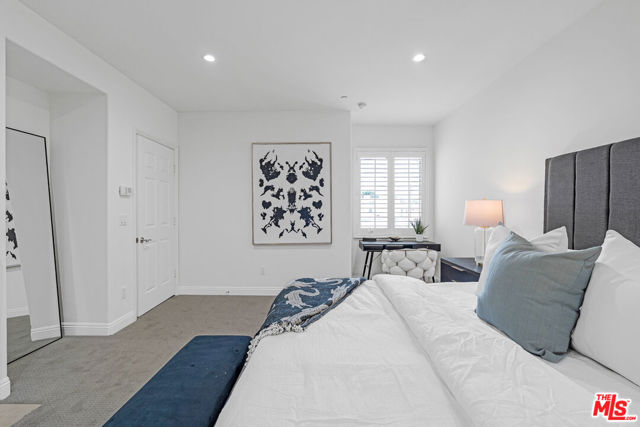 143 N Arnaz Drive, Beverly Hills CA: https://media.crmls.org/mediaz/2878af1b-c731-4864-bdd2-f5fdbdee03c6.jpg