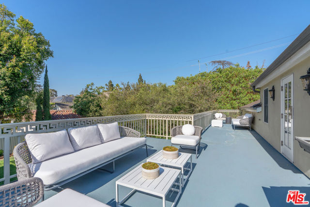 632 S Arden Boulevard, Los Angeles CA: https://media.crmls.org/mediaz/287926af-923e-4f23-aee1-3dbdfb240d9f.jpg