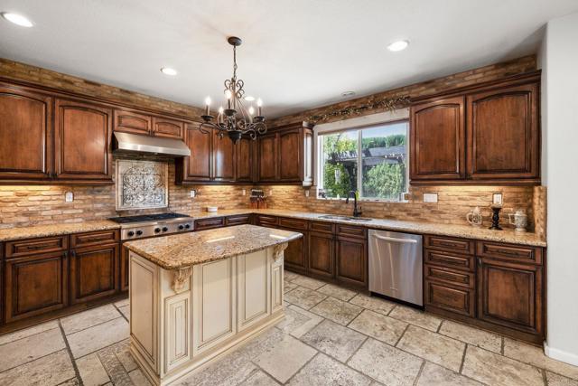 Detail Gallery Image 17 of 51 For 31912 via Santa Elena, Winchester,  CA 92596 - 5 Beds | 4 Baths