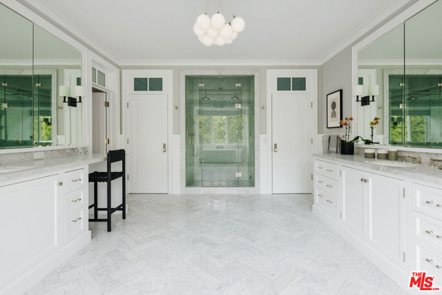 800 GREENTREE Road, Pacific Palisades CA: https://media.crmls.org/mediaz/28799f98-4d63-48fa-b47c-2ec46be45041.jpg