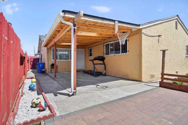 4300 Berk Ave, Richmond CA: https://media.crmls.org/mediaz/2879fe82-92af-447f-92f6-6a4546927acb.jpg