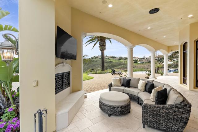 18233 Via Ambiente, Rancho Santa Fe CA: https://media.crmls.org/mediaz/287a76ba-10b3-4109-b1e4-5d6a1e8a12d0.jpg