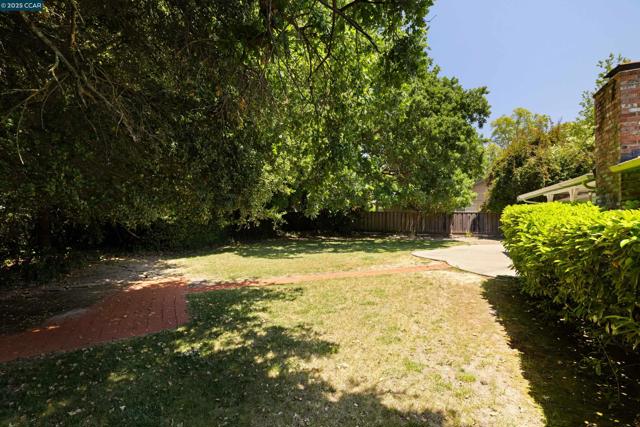 18 Garden Estates Ct, Alamo CA: https://media.crmls.org/mediaz/287b121d-9ff4-4e73-8d57-362eeb15e502.jpg