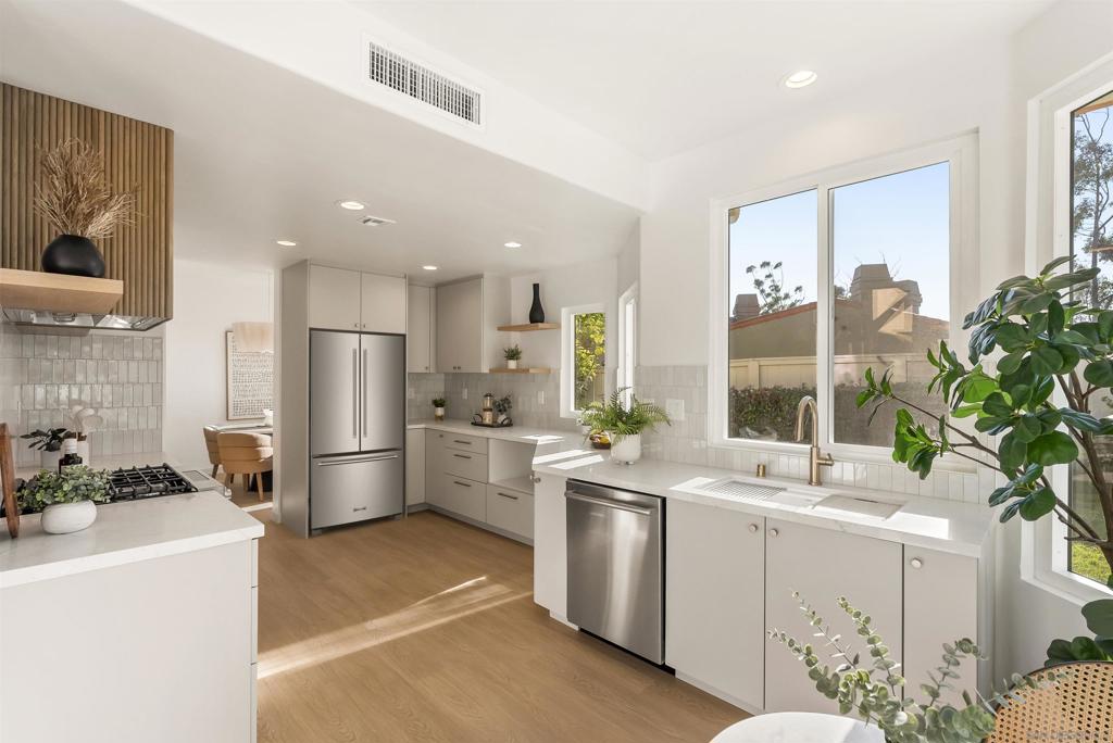 5825 Caminito Del Estio