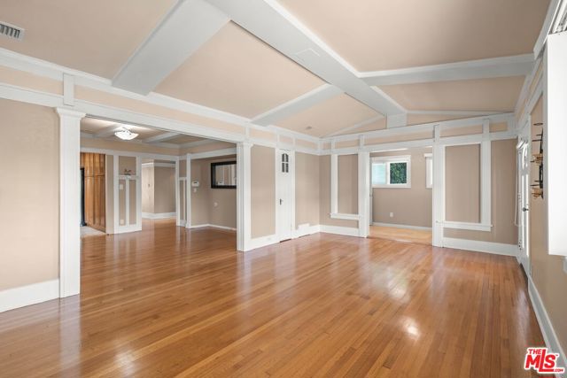 519 W Elm Avenue, Inglewood CA: https://media.crmls.org/mediaz/287e5c5a-bcb1-461f-a481-772c2058344d.jpg