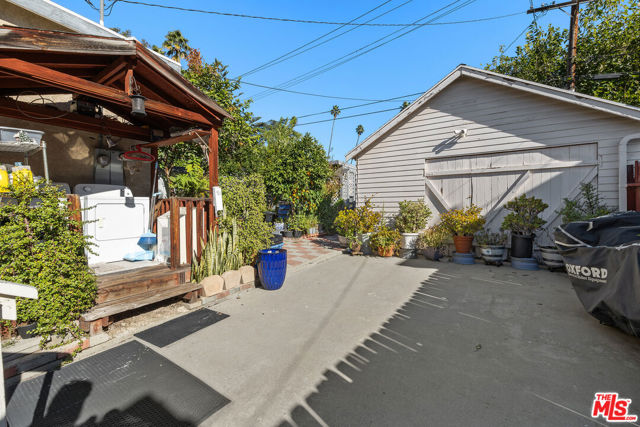 5184 Caspar Avenue, Los Angeles CA: https://media.crmls.org/mediaz/28802199-b32f-4c9c-a2ac-17b5deca627c.jpg