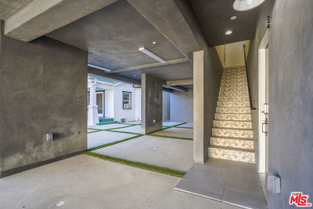 1331 N June Street, Los Angeles CA: https://media.crmls.org/mediaz/28804210-292f-4f67-a617-da86fa127eb9.jpg