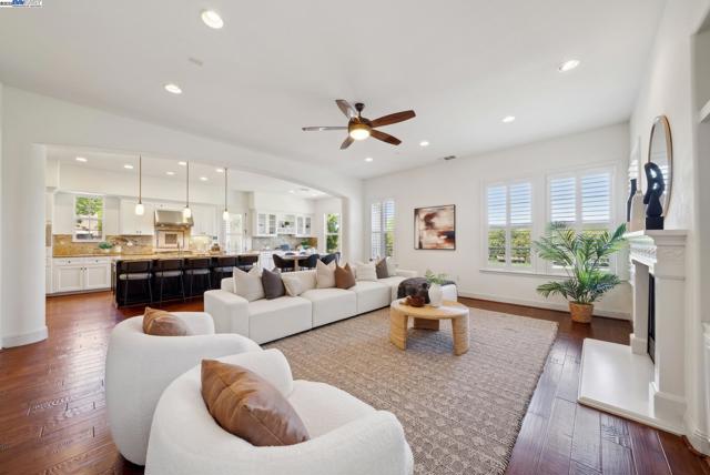 2307 Vineyard Heights Ln, Pleasanton CA: https://media.crmls.org/mediaz/28806f48-0767-47c4-83f2-ebaa63d2a13d.jpg