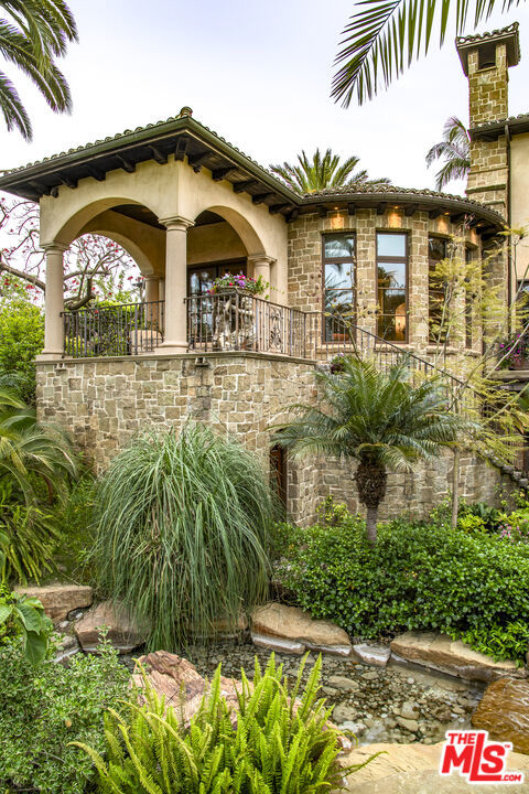 427 La Marina Drive, Camarillo CA: https://media.crmls.org/mediaz/2880fef1-d83d-4c23-b2f9-89fac96de283.jpg