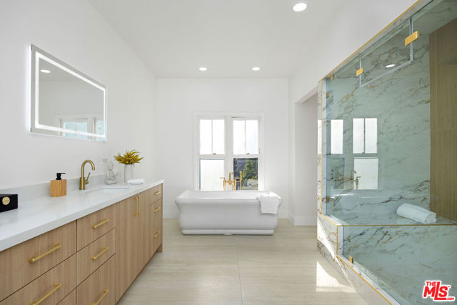 832 S Plymouth Boulevard, Los Angeles CA: https://media.crmls.org/mediaz/28812baf-3be8-49e4-90d9-f986c67afd91.jpg