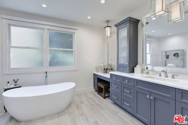 2322 Canyonback Road, Los Angeles CA: https://media.crmls.org/mediaz/28815404-2205-4da8-ab2b-3a715bbfff67.jpg