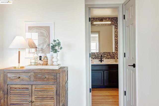 4353 Terrabella Way, Oakland CA: https://media.crmls.org/mediaz/28818262-dccf-491f-9cb5-625da1534dba.jpg