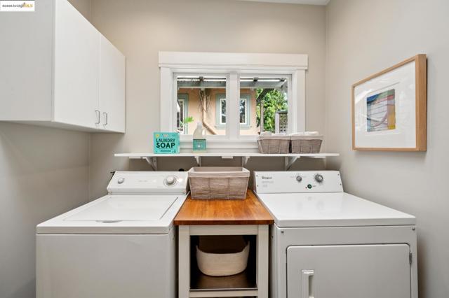 485 Hardy St, Oakland CA: https://media.crmls.org/mediaz/2881df1a-9d7f-4c07-bff3-8f1456f44dbc.jpg