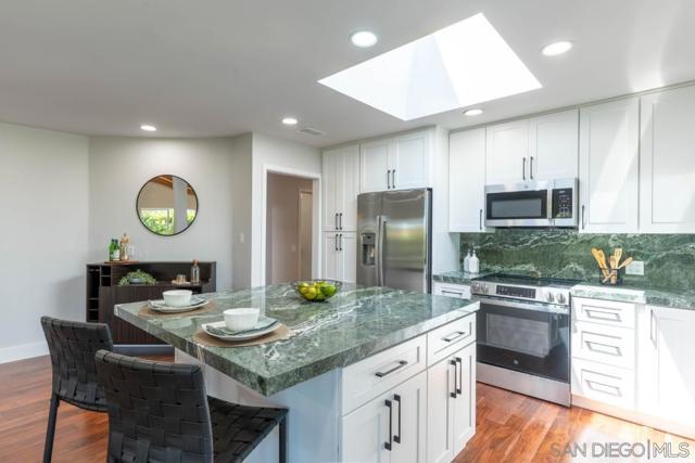 907 Ridge Heights Road, Fallbrook CA: https://media.crmls.org/mediaz/2882add1-6017-4ff0-983c-99d5b99b8d9f.jpg