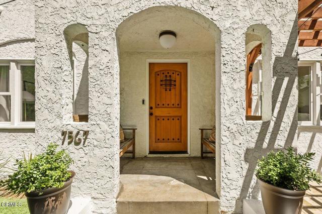 7567 Rosewood Avenue, Los Angeles CA: https://media.crmls.org/mediaz/2882b867-fb32-4e62-a585-942f13c1de73.jpg