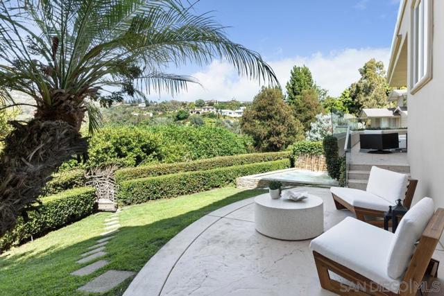6617 Muirlands Dr, La Jolla CA: https://media.crmls.org/mediaz/28833211-0ca3-40f3-83e4-a41d0fe0a6d2.jpg