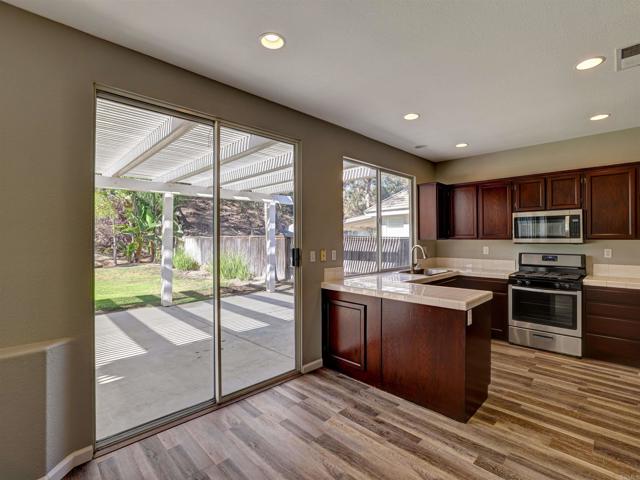 Detail Gallery Image 10 of 51 For 13467 Leafwood Dr, Corona,  CA 92883 - 4 Beds | 3 Baths