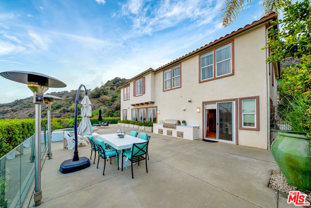 2752 Stone View Court, Los Angeles CA: https://media.crmls.org/mediaz/2885a193-40c9-43b3-9978-ea708374c9b9.jpg