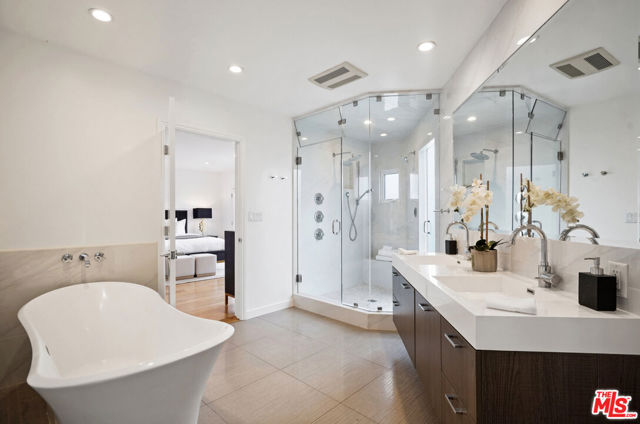 15224 Encanto Drive, Sherman Oaks CA: https://media.crmls.org/mediaz/2885f1ff-c585-4aa3-aae6-c215f6d37359.jpg