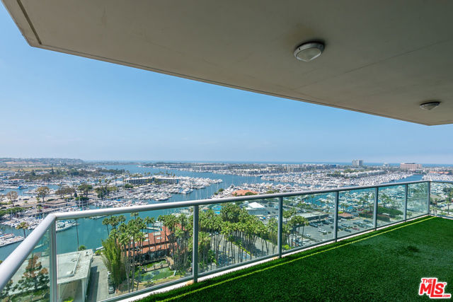 13600 MARINA POINTE Drive, Marina del Rey CA: https://media.crmls.org/mediaz/288663d4-e6d4-4a80-8f74-53dc613208c7.jpg