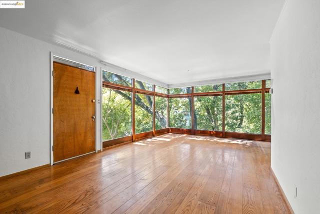 1730 Highland Pl, Berkeley CA: https://media.crmls.org/mediaz/28870229-fa47-472e-b80e-53b90225cf08.jpg