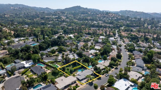 22946 Brenford Street, Woodland Hills CA: https://media.crmls.org/mediaz/2887c918-554d-44c9-88af-bfc989f345f6.jpg