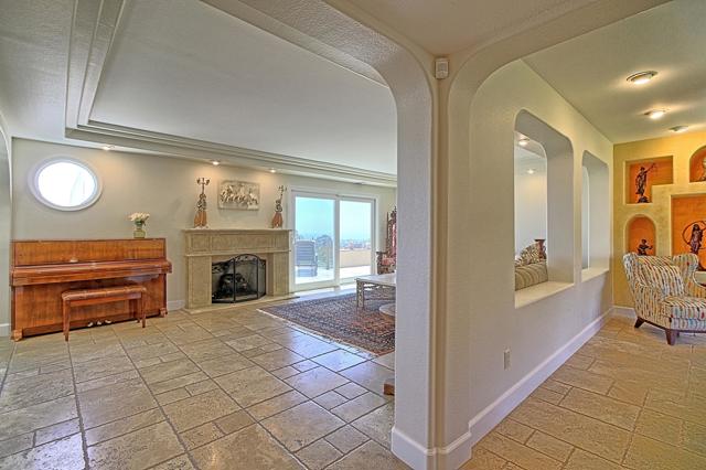 5350 Edgehill Circle, Ventura CA: https://media.crmls.org/mediaz/288846f2-100d-478d-aee1-7c29233accad.jpg
