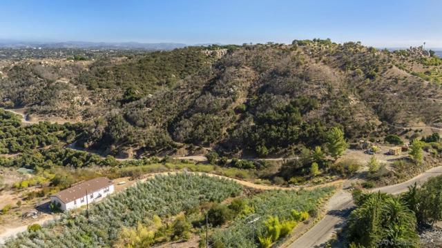 38795 Harris Truck Trail, Fallbrook CA: https://media.crmls.org/mediaz/288862ca-5e9d-4084-a8bf-7520f52a2224.jpg