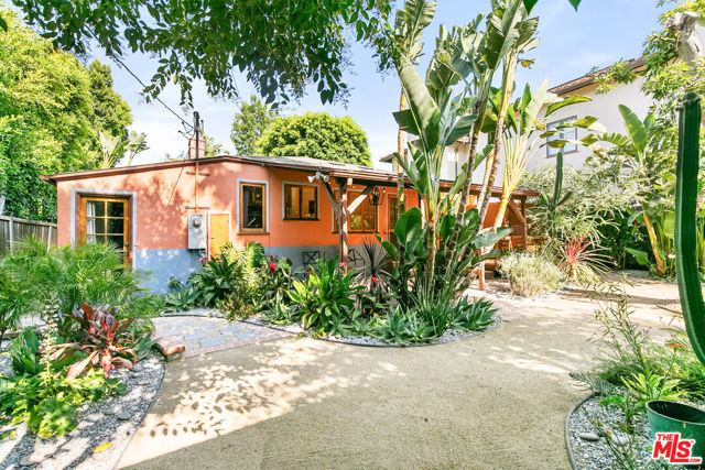 4171 Kraft Avenue, Studio City CA: https://media.crmls.org/mediaz/28886f15-24d4-4c02-ad74-7e16c285785d.jpg