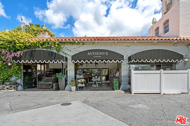 11670 W Sunset Boulevard, Los Angeles CA: https://media.crmls.org/mediaz/2888abca-966d-4961-a355-bc8045fa9383.jpg