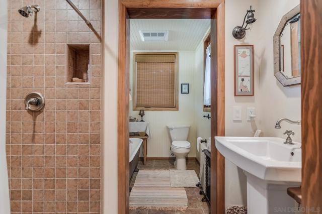 35750 Mountain Circle Drive, Julian CA: https://media.crmls.org/mediaz/2888cb1c-da8f-4541-8fed-6bf2730e0df5.jpg