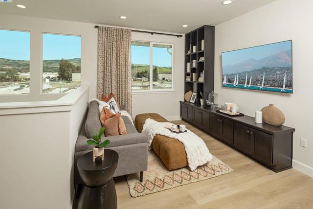 102 Compass Drive, Napa CA: https://media.crmls.org/mediaz/28895597-1219-4d06-8d31-b981e3ec3355.jpg