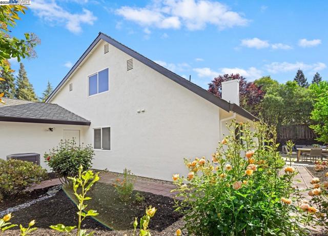 2752 Morgan Dr, San Ramon CA: https://media.crmls.org/mediaz/28896fdd-7d28-4876-b349-dcdca27afded.jpg