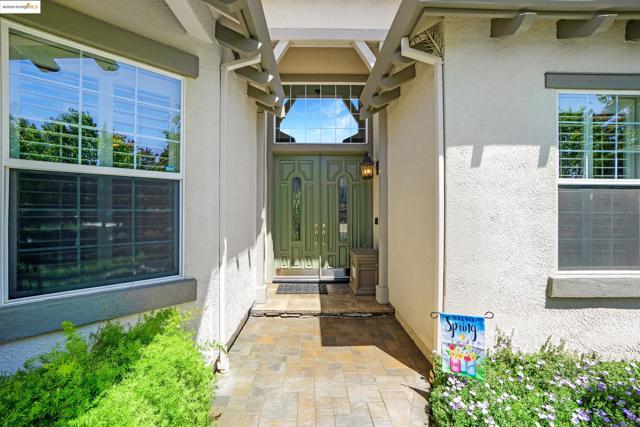 1117 Teal Ct, Brentwood CA: https://media.crmls.org/mediaz/288a5975-5734-4018-afd1-755d7086060f.jpg