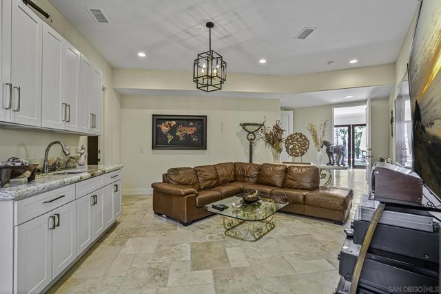 7335 El Fuerte St, Carlsbad CA: https://media.crmls.org/mediaz/288a8d68-3218-4a5d-aab8-c047fc8e636f.jpg