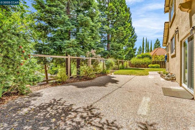 4020 Westminster Pl, Danville CA: https://media.crmls.org/mediaz/288b3741-22d3-4ef2-bf28-d46edb8ee869.jpg
